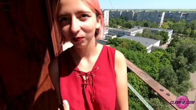 Sensuell student suger en fremmed i utmarken - Cum On His Face