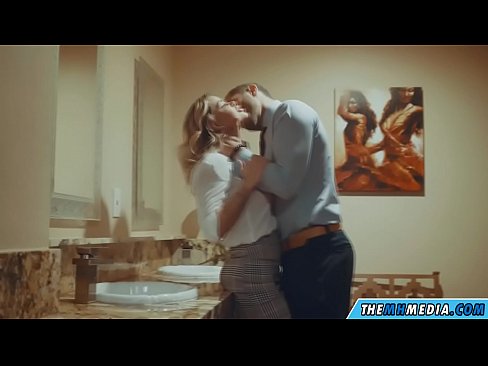 ❤️ Når en barmfagre blondine forfører deg på et offentlig toalett Porno hos oss no.hentaibar.ru